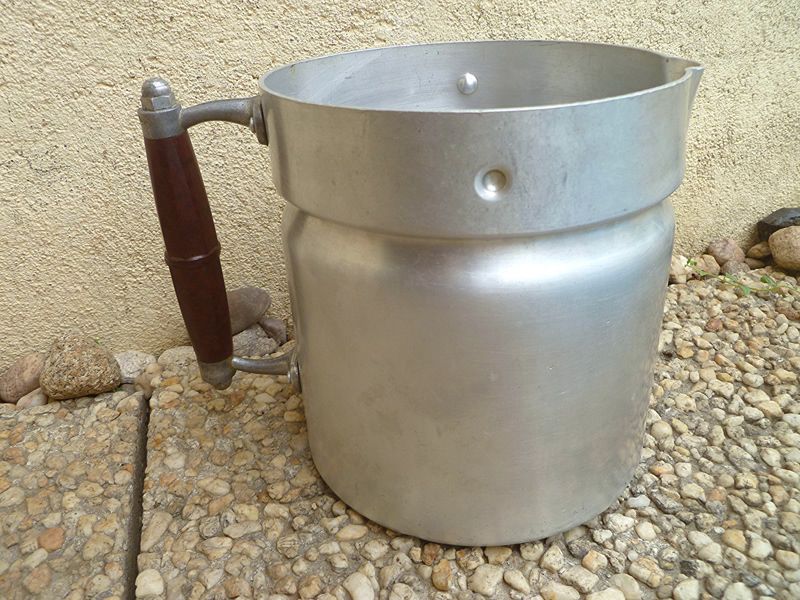 Ancien pot à lait en aluminium