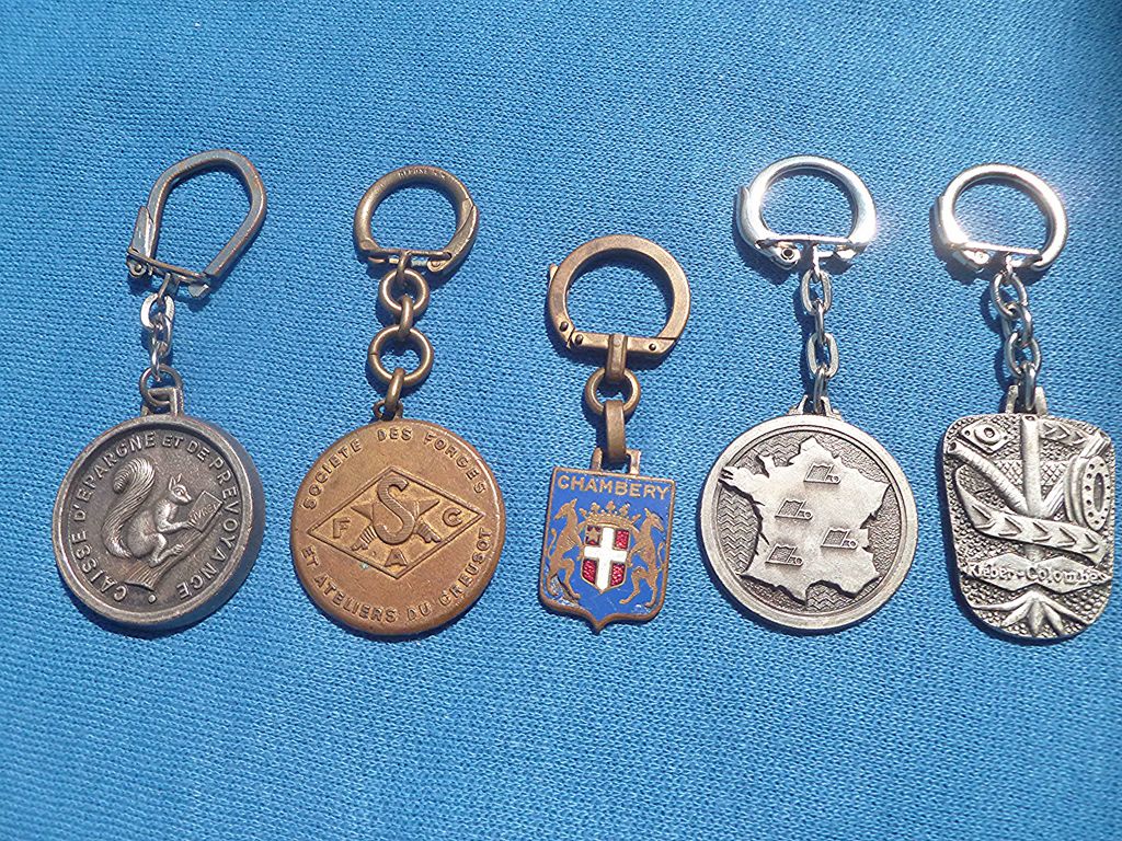Gros lot de 98 porte clés vintage / anciens (sncf, Babybel, Bonux, Etc…)