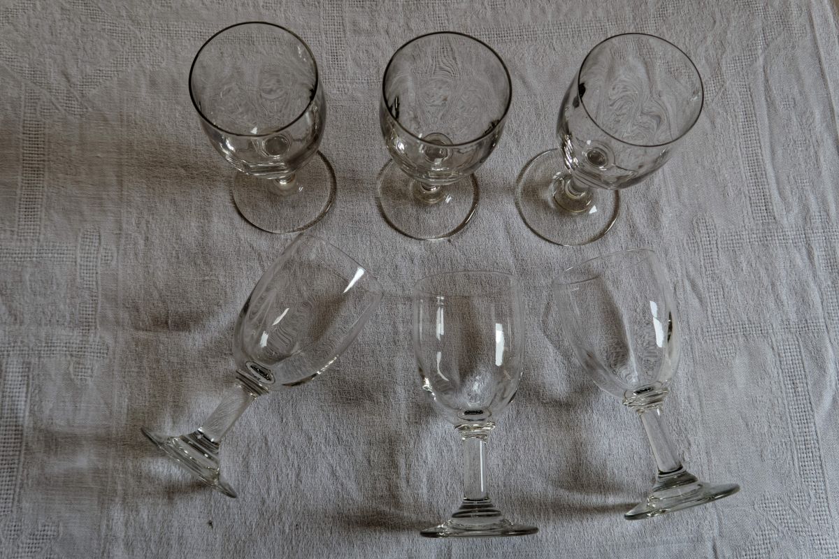 Lot de 6 petits verres anciens sur pied en verre soufflé forme