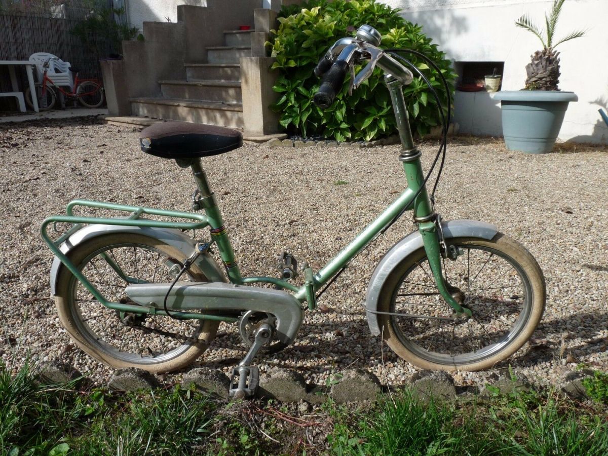poignées verte pour vélo d'enfant tricycle vintage 1960 1970 france  française
