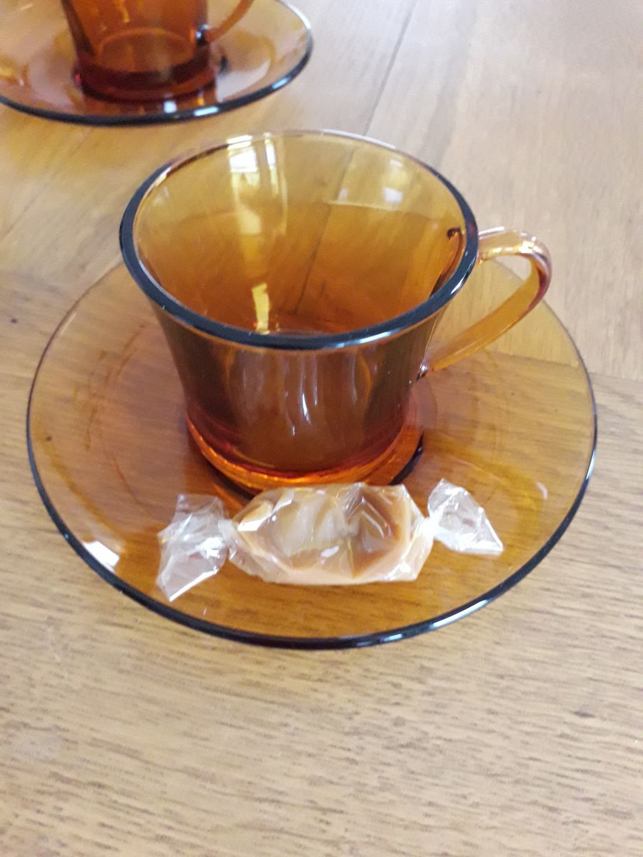 Série de 6 tasses à café verre ambré Duralex avec sous tasses