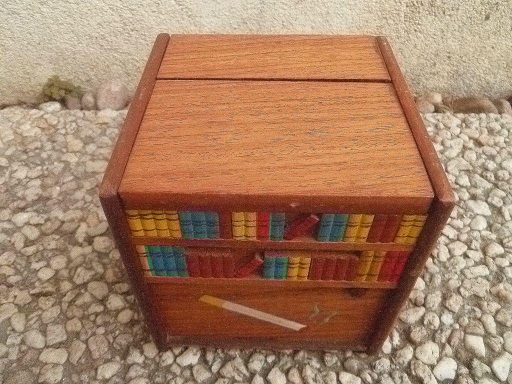 Ancienne boîte musicale / étui à cigarette, en bois, décor
