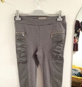 Leeging simili cuir sur es cotés gris.