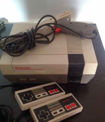 Nintendo avec 2 manettes et un pistolet