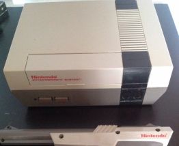 Nintendo avec 2 manettes et un pistolet