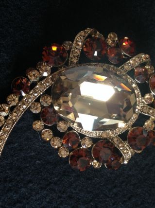 Broche  baroque virgule