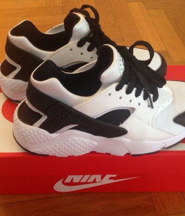 Basket Nike huarache pas cher blanc et noir t37,5