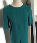 Robe verte pli creux devant et ouverte dos 