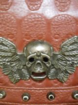 Pochette bandoulière avec chaines tête de mort bordeaux