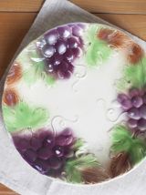 assiette en barbotine à décor relief raisin