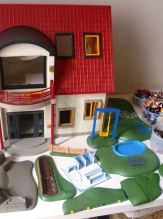 Maison playmobil avec 200 accessoires et figurines
