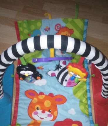 Tapis d'éveil fisher price + jouets d'éveil