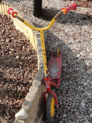 trottinette année 70 rouge et jaune de marque nordy