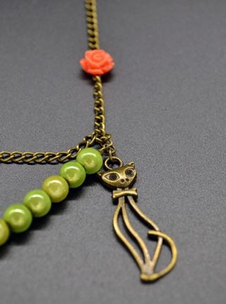 COLLIER PERLES MAGIQUES ET CHAT METALLIQUE