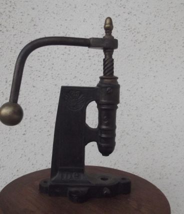 ancien appareil à sertir les cartouches de chasse