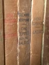 Collection de 13 livres anciens dans un style érotique de 1930