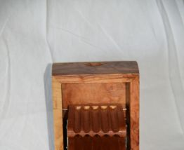 Distributeur cigarettes vintage en olivier