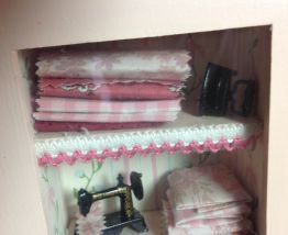 Tableau vitrine:la couturière