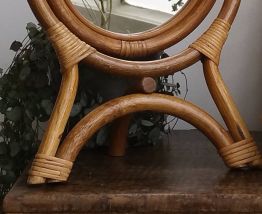 Ravissant miroir rond en rotin sur pieds tripodes des années 60