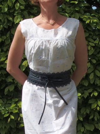 Robe vintage blanche avec broderies anglaises blanches et bleues de la taille 38 à 46