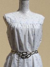 Robe vintage blanche avec broderies anglaises blanches et bleues de la taille 38 à 46