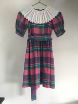 Robe à carreaux avec col fraise 