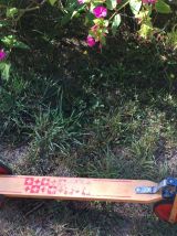 Ancienne trottinette en bois à 3 roues en métal rouge