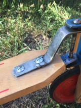 Ancienne trottinette en bois à 3 roues en métal rouge