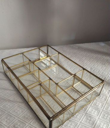 Grande boîte à bijoux en laiton et verre ancien