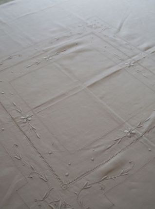 Nappe brodée ancienne