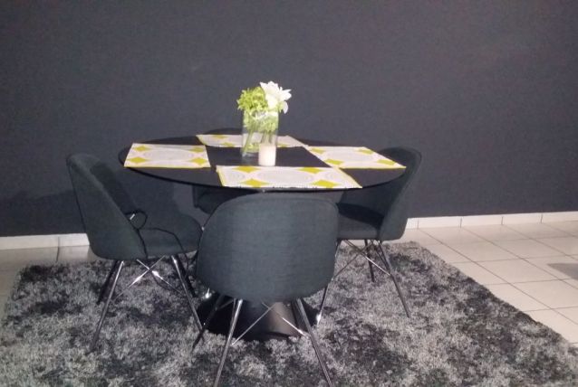 Table avec 4 chaises et tapis 