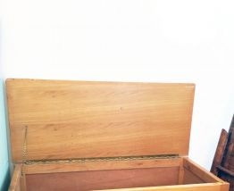 Banc coffre à jouets vintage en bois et rotin 70's