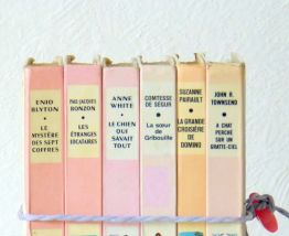 Livres Bibliothèque rose ficelés à mettre en scène pour une déco vintage  Années 60 