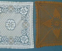 2 napperons carrés  anciens