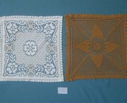 2 napperons carrés  anciens