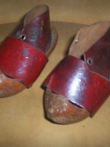 ANCIENNES PAIRE DE CHAUSSURES SABOTS BOIS ET CUIR ENFANT 