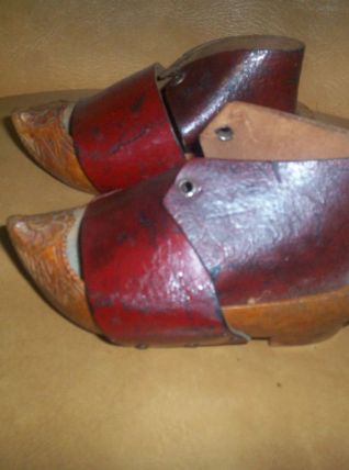ANCIENNES PAIRE DE CHAUSSURES SABOTS BOIS ET CUIR ENFANT 
