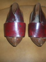 ANCIENNES PAIRE DE CHAUSSURES SABOTS BOIS ET CUIR ENFANT 