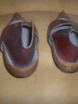 ANCIENNES PAIRE DE CHAUSSURES SABOTS BOIS ET CUIR ENFANT 
