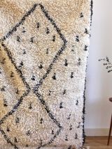 Tapis beni ouarain marmoucha tissé main au Maroc