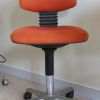 Chaise de bureau orange à roulettes années 80