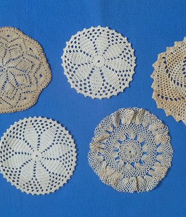 lot de 5 napperons ronds  anciens