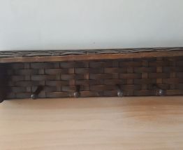 Petite étagère avec patères
