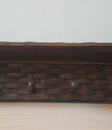 Petite étagère avec patères