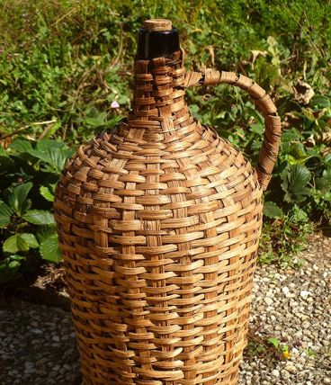 Dame jeanne en robe d'osier avec anse,  vintage