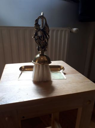 balai de table avec pelle dorés  et motif sur le manche