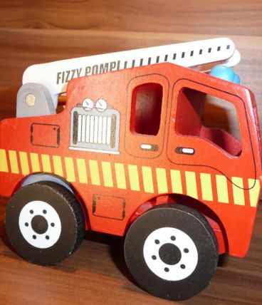 Camion de pompier en bois