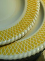  6 assiettes creuses "FB 16" jaunes relief Digouin