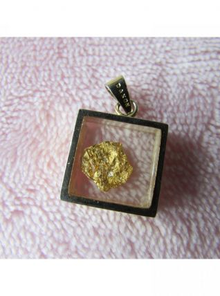Très joli pendentif présentant une feuille d'or sous verre;