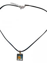 Très joli pendentif présentant une feuille d'or sous verre;